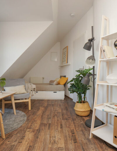 Homestaging einer sehr kleinen Studentenwohnung mit Dachschräge
