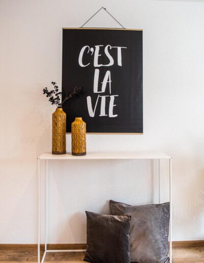 Home Staging mit edler Einrichtung und Akzenten in senfgelb