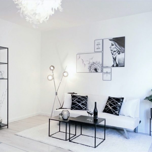 Home Staging Wohnzimmer schwarz-weiß